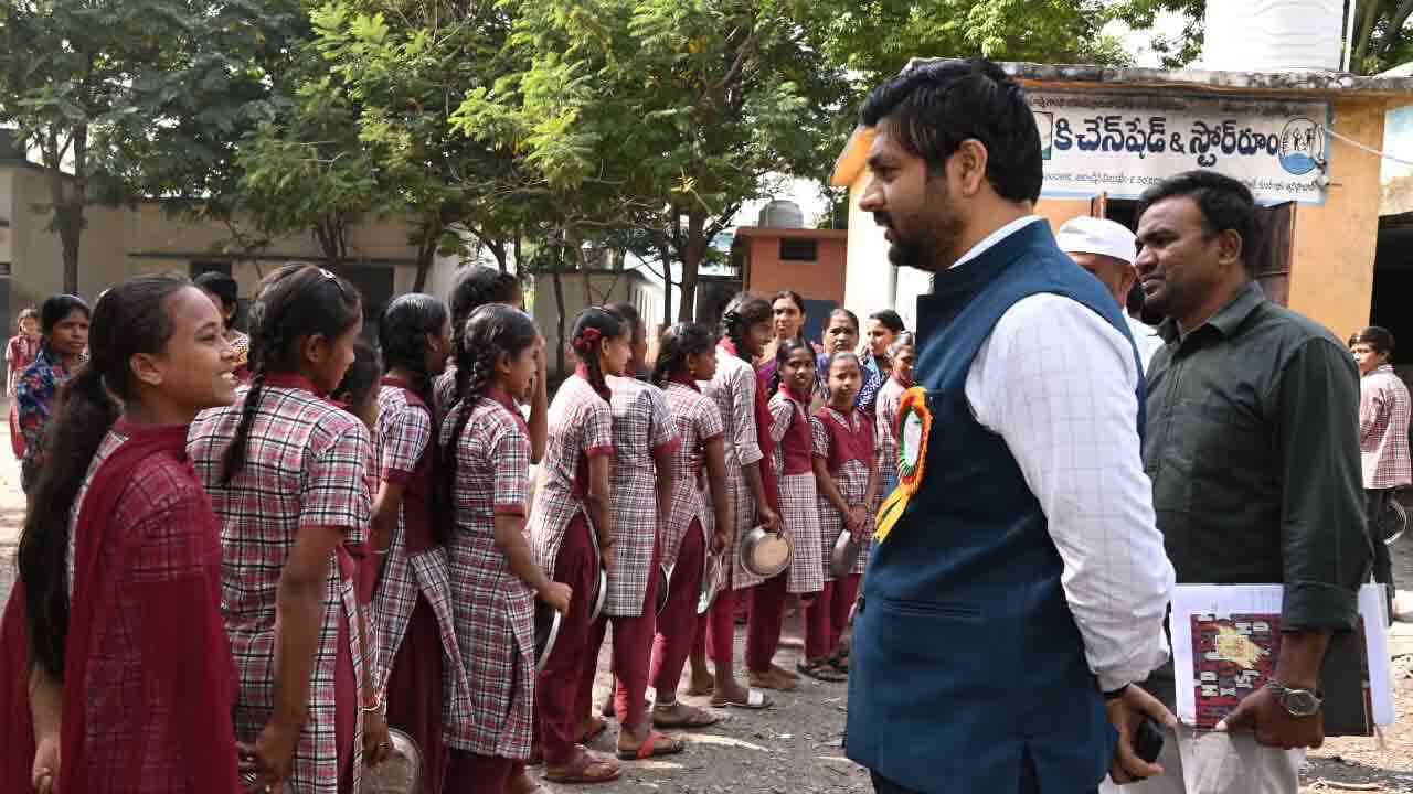 కుళ్లిన గుడ్లు.. బూజు పట్టిన ఆలుగడ్డలు.. ఆసిఫాబాద్ గురుకులంలో దారుణాలు