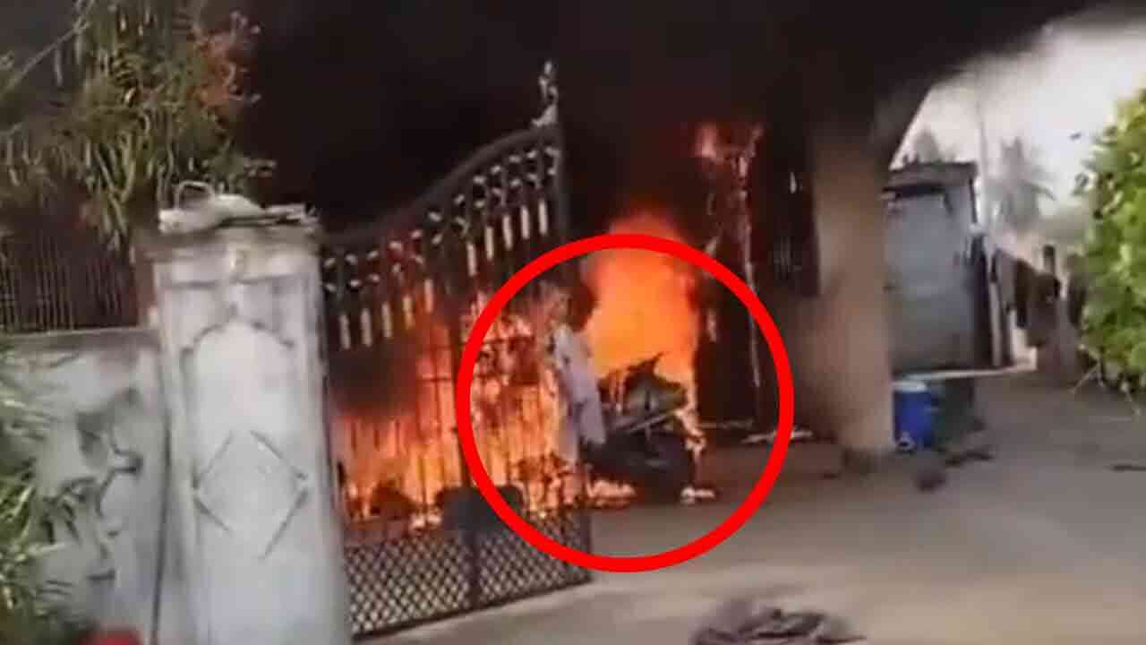 జగిత్యాల జిల్లాలో పేలిన ఎలక్ట్రిక్ బైక్.. బైక్ డిక్కీలోనే 2 లక్షల ధాన్యం డబ్బులు 