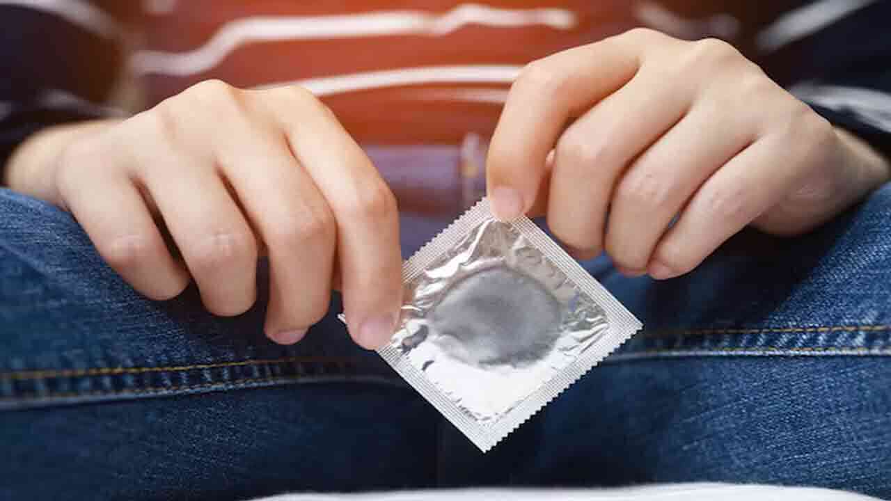 మొహమాటం అక్కర్లేదు.. కండోమ్ గురించి ఈ నిజాలు తెలుసుకోవాల్సిందే..