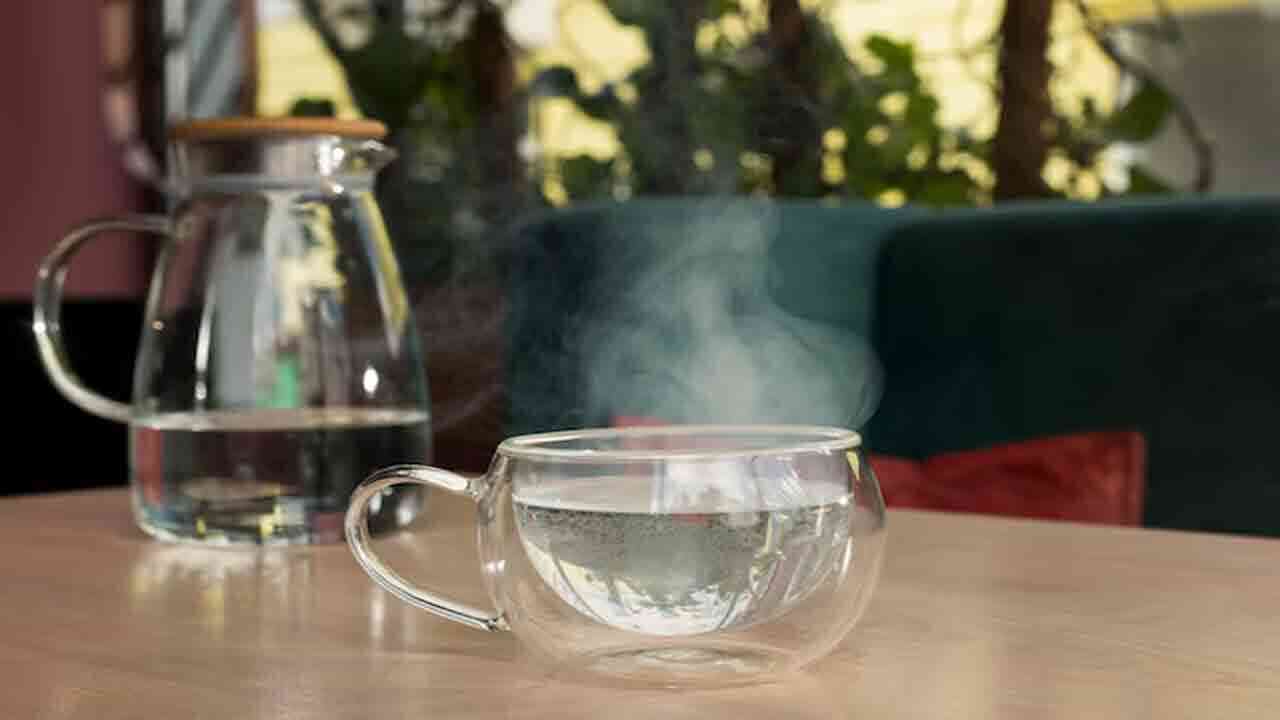 ఉదయాన్నే కాలి కడుపుతో వేడి నీటిని తాగితే ఏం అవుతుందంటే..