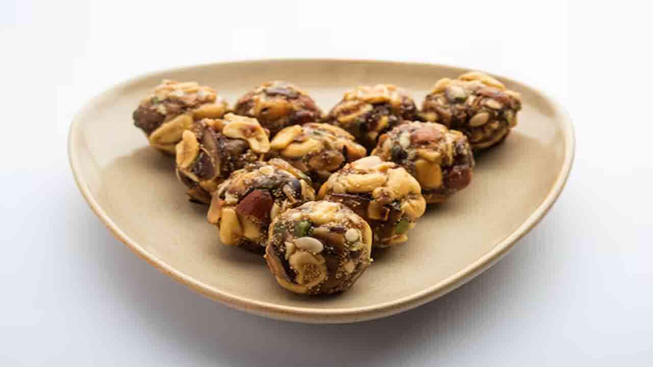 శరీరానికి పోషకాలను అందించే డ్రై ఫ్రూట్స్ లడ్డు.. ఇంట్లోనే ఎలా తయారు చేసుకోవచ్చంటే..