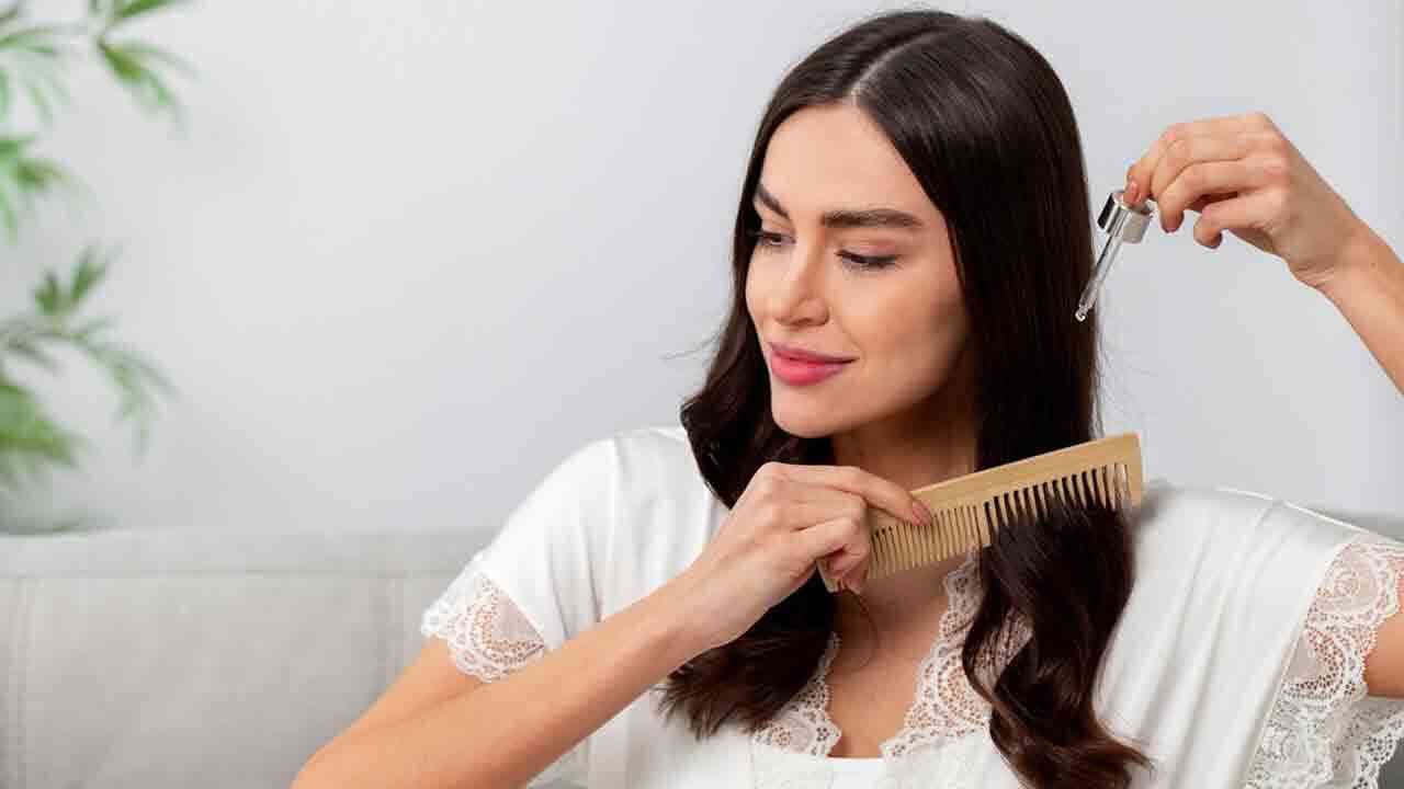 జుట్టు రాలటాన్ని  అరికట్టడం ఎలా.. ఇంట్లో దొరికే ఈ వస్తువులతోనే ధృడమైన కుదుళ్లు మీ సొంతం