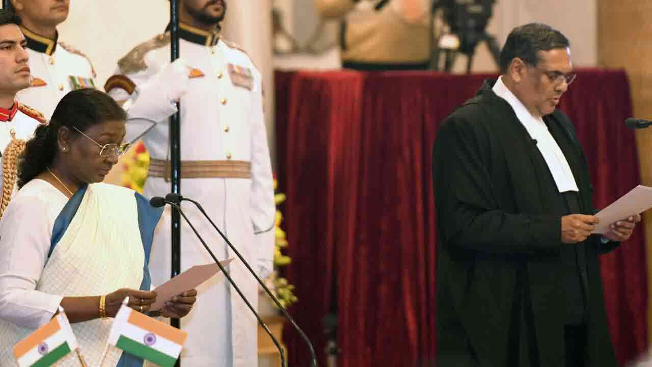 భారత ప్రధాన న్యాయమూర్తిగా జస్టిస్ సంజీవ్ ఖన్నా ప్రమాణం.. హాజరైన ప్రధాని మోదీ
