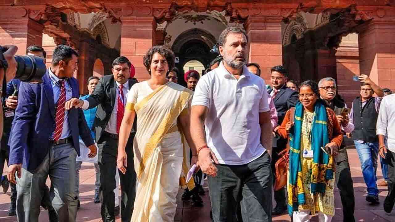 పార్లమెంట్ ఆవరణలో అద్భుత సన్నివేశం.. ప్రియాంక ఫొటో తీసిన రాహుల్ గాంధీ