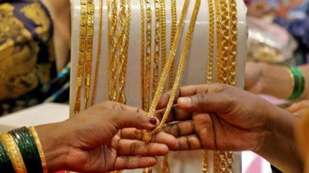 బంగారం మరింత ప్రియం.. వినియోగదారులకు షాక్ కొడుతున్న పెరిగిన ధరలు 