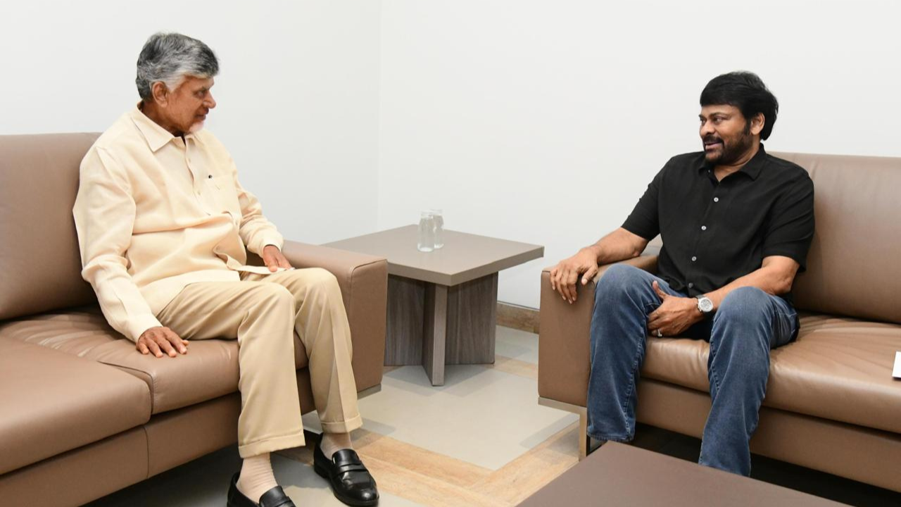 ఏపీ ముఖ్యమంత్రి నారా చంద్రబాబు నాయుడు ను కలిసిన మెగాస్టార్ చిరంజీవి.. కోటి విరాళం అందజేత 