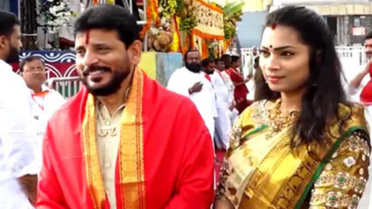 తిరుపతిలో రీల్స్.. వైసీపీ ఎమ్మెల్సీ దువ్వాడ శ్రీనివాస్, దివ్వెల మాధురి పై కేసు నమోదు