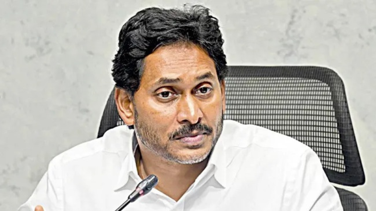 వంద కోట్లకు పరువు నష్టం దావా.. ఆ మీడియా సంస్థలకు జగన్‌ వార్నింగ్‌