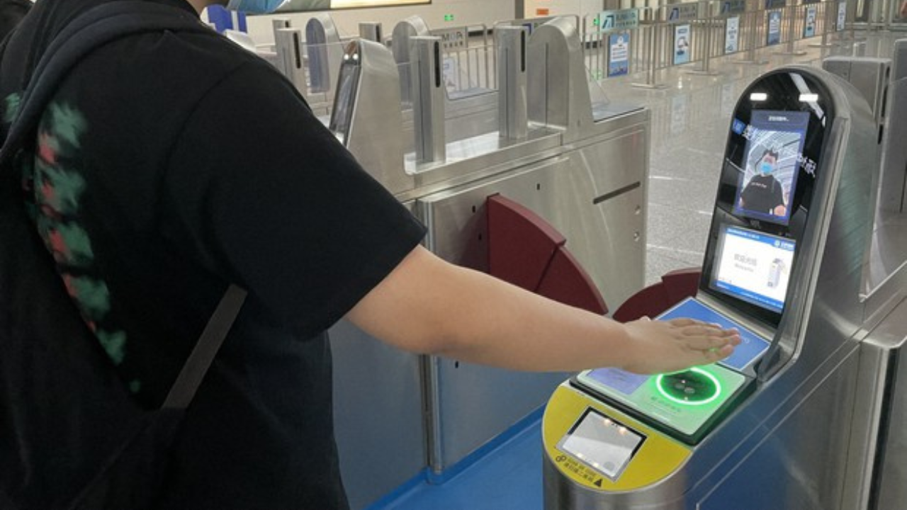 టెక్నాలజీలో దూసుకుపోతున్న చైనా.. అరచేతితో చెల్లింపులు చేసే టెక్నాలజీ అమలు 