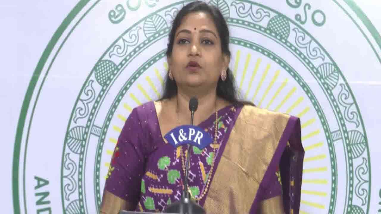 తప్పుడు పోస్టులు పెట్టే వారిని వదిలేది లేదు : హోంశాఖ మంత్రి వంగలపూడి అనిత