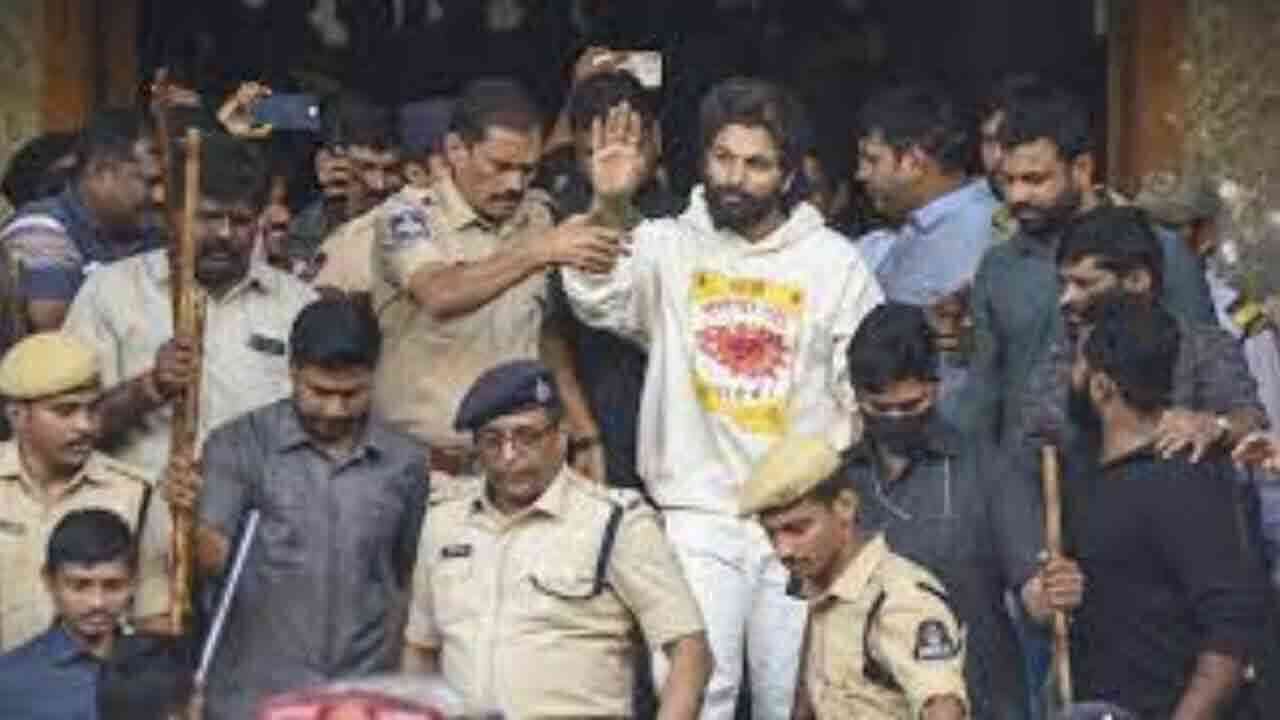 ముగిసిన అల్లు అర్జున్ విచారణ.. మూడున్నర గంటలపాటు ప్రశ్నించిన పోలీసులు 