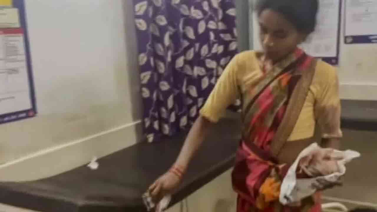 ఆసుపత్రిలో చనిపోయిన భర్త.. భార్యతో బెడ్ కడిగించిన ఆసుపత్రి సిబ్బంది 