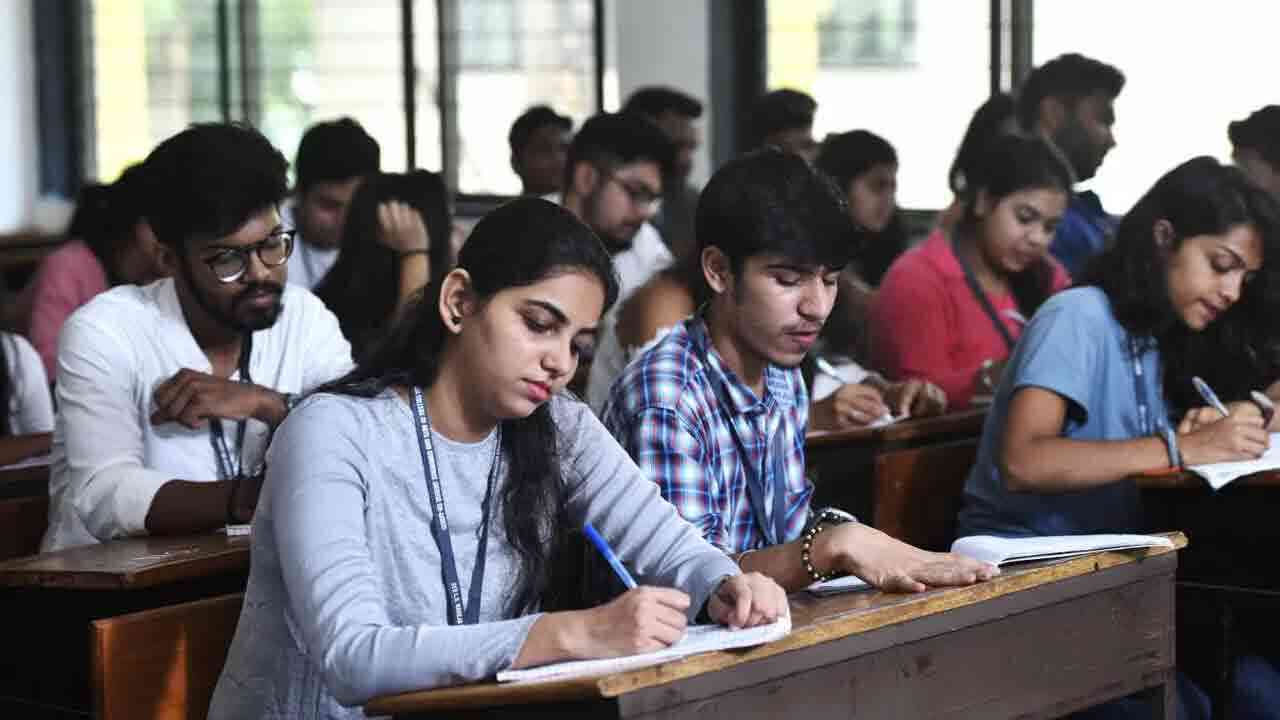 ప్రభుత్వ ఉద్యోగాలకు ప్రిపేర్ అయ్యే అభ్యర్థులకు శుభవార్త.. బీసీ స్టడీ సర్కిల్స్ లో ఇకపై ఉచిత శిక్షణ