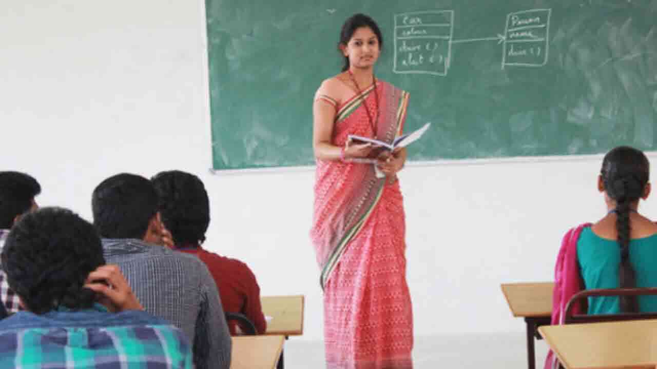 ఏపీలో నిరుద్యోగులకు షాక్.. మెగా డీఎస్సీ విడుదల వాయిదా.!