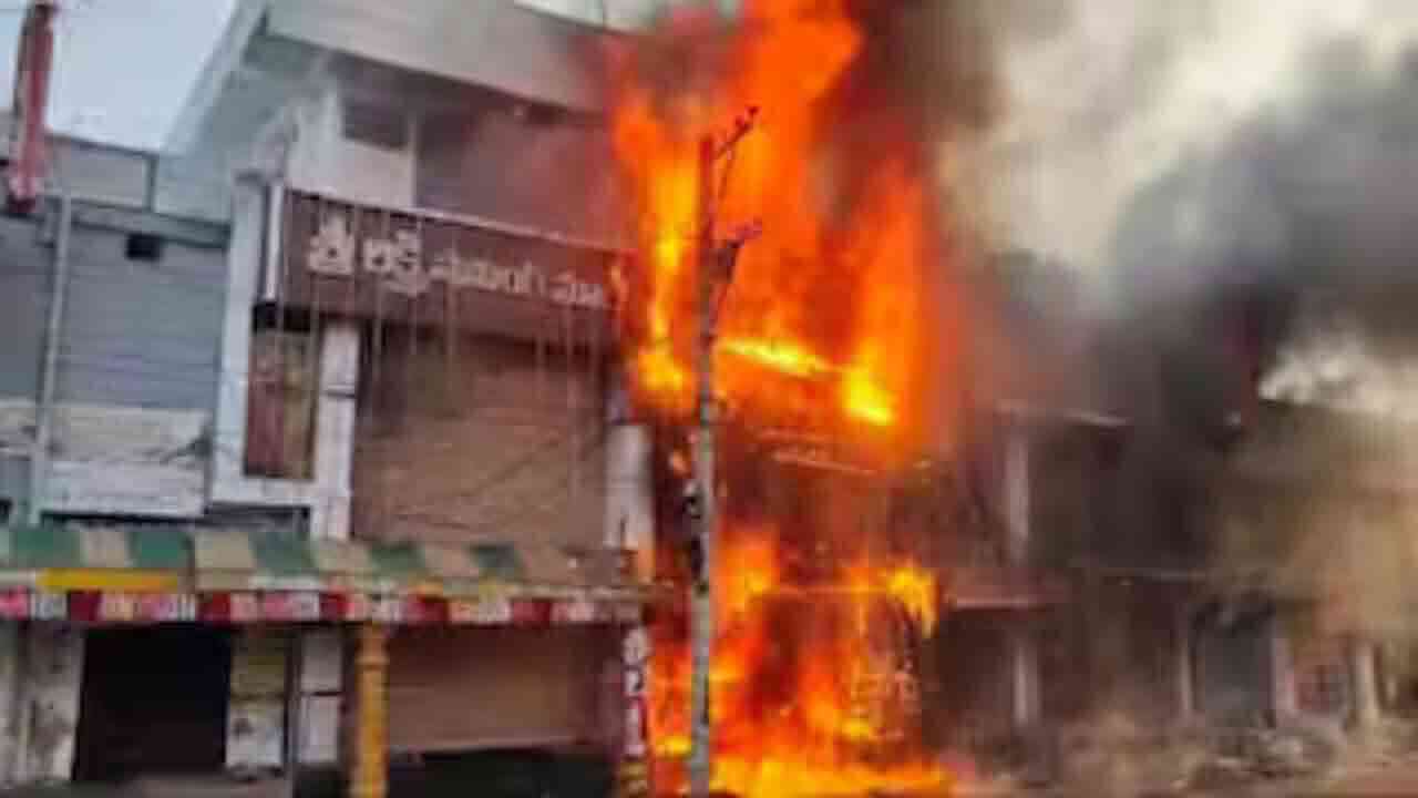 జనగామ జిల్లా కేంద్రంలో భారీ అగ్ని ప్రమాదం.. దగ్ధమైన షాపింగ్ మాల్ 