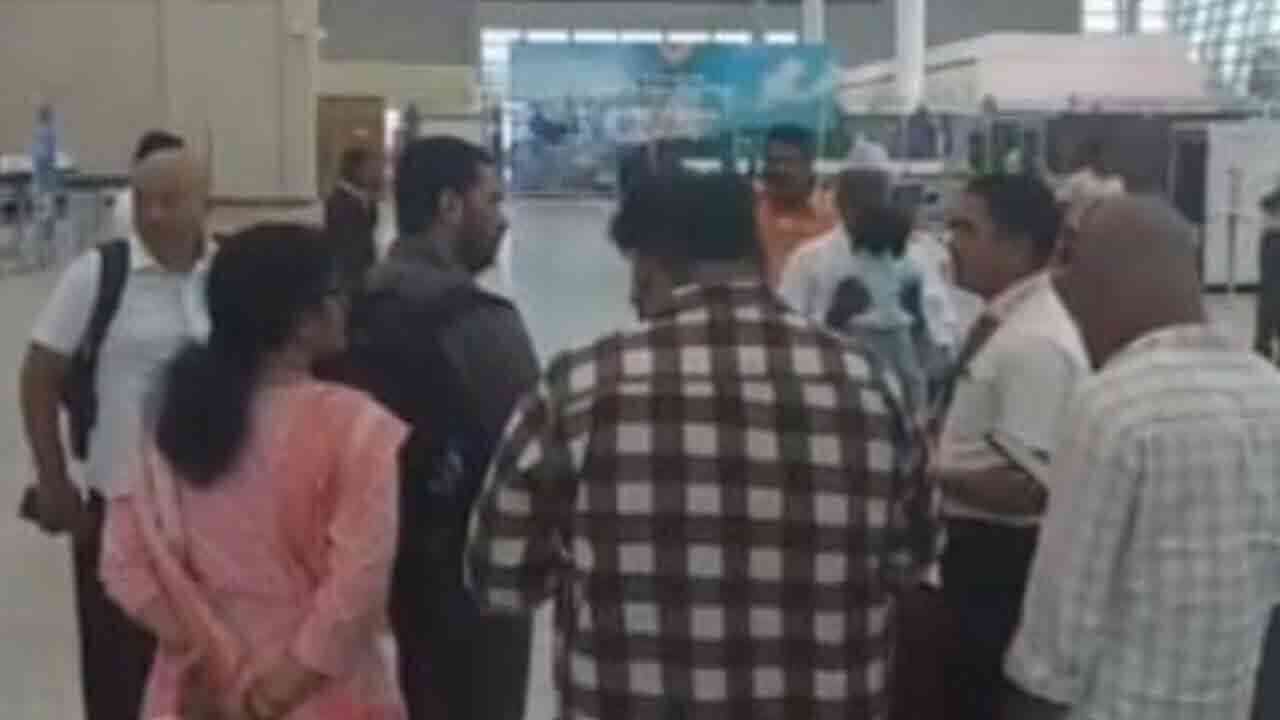 రేణిగుంట విమానాశ్రయంలో ప్రయాణికుల ఆందోళన.. విమాన సర్వీసు రద్దుతో నిరసన 