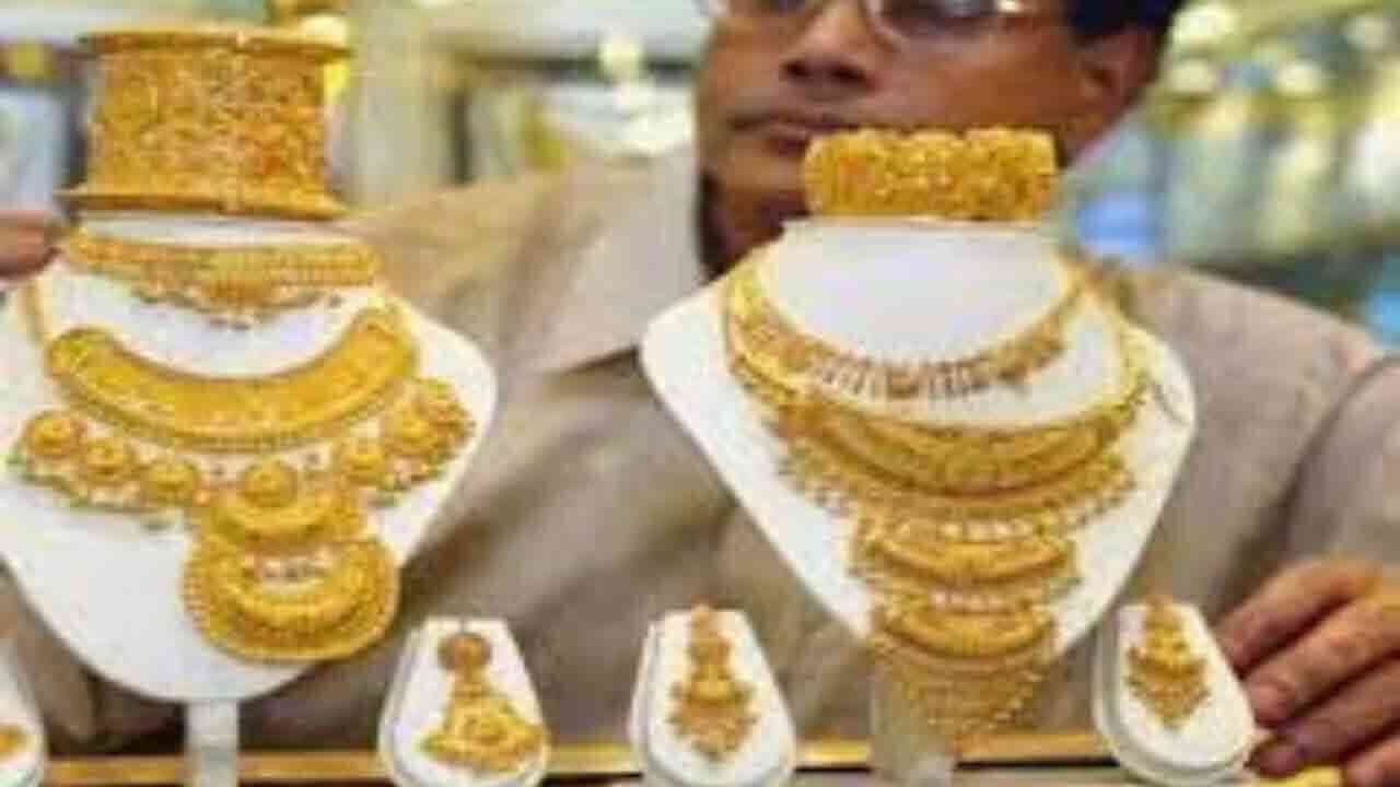 పైకి ఎగబాకుతున్న వెండి, బంగారం ధరలు.. లక్ష దాటిన కేజీ వెండి 