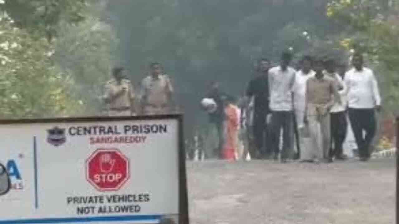 జైలు నుంచి విడుదలైన లగచర్ల రైతులు.. స్వాగతం పలికిన బీఆర్ఎస్, గిరిజన సంఘాల నేతలు 