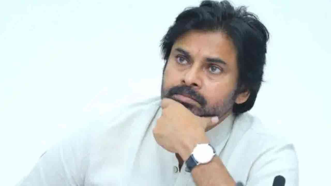ఇండస్ట్రీ విషయంలో పవన్ కళ్యాణ్ మౌనం దేనికి సంకేతం.. అల్లు అర్జున్ తో దూరమే కారణమా.!
