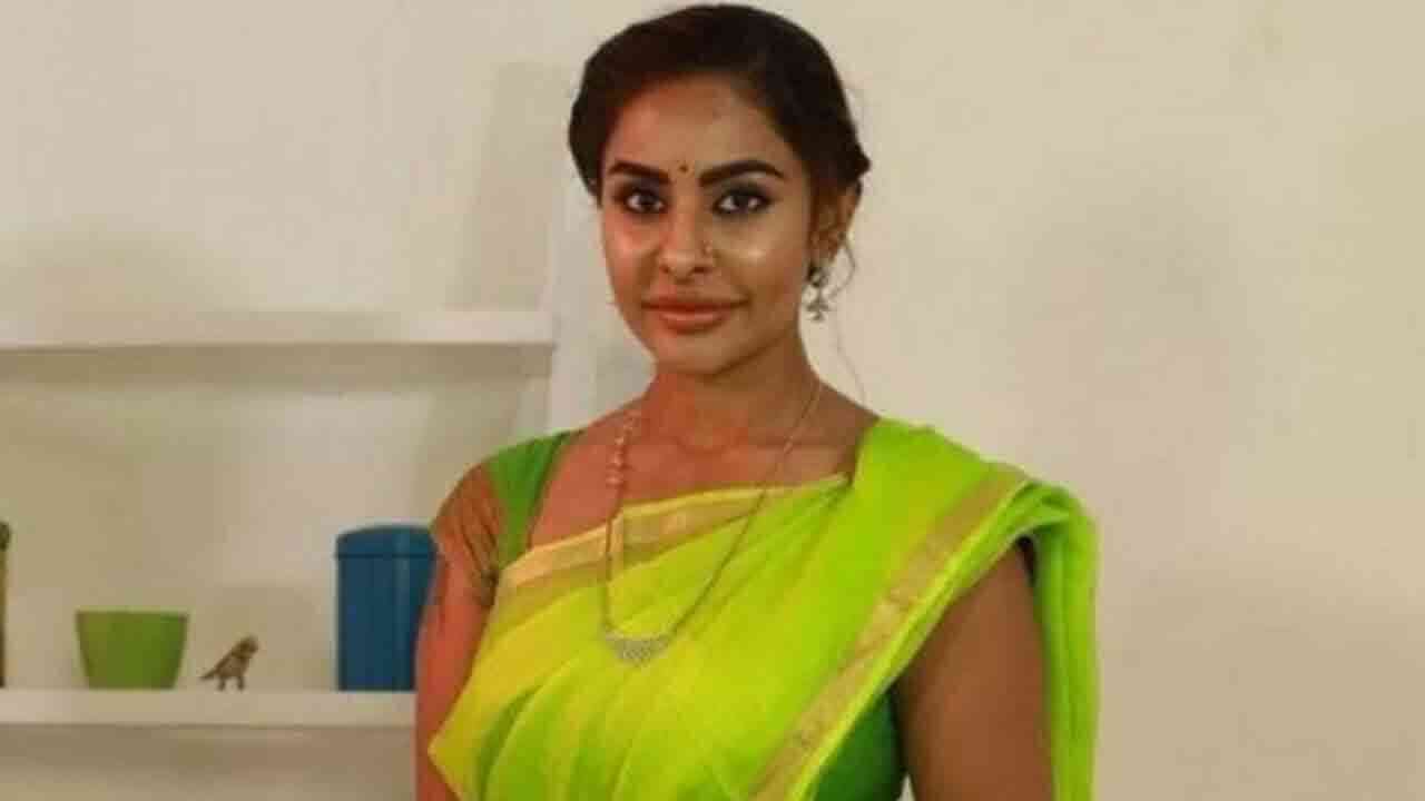 బహిరంగ లేఖలు రాసిన శ్రీ రెడ్డి.. క్షమించాలంటూ మంత్రి లోకేష్ కు విన్నపం 