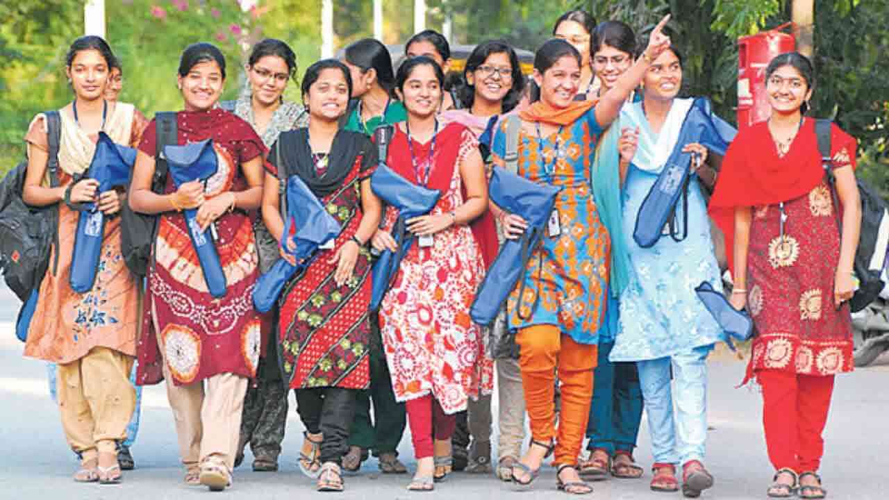 విద్యార్థులకు శుభవార్త చెప్పిన ఏపీ ప్రభుత్వం.. ఫీజులు ఇక కాలేజీలకే చెల్లింపు 