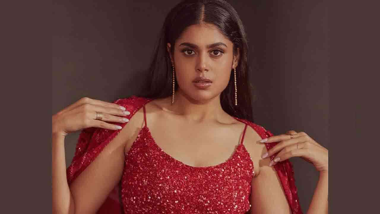 Faria Abdullah | రెడ్ కలర్ డ్రెస్‌లో అదిరిపోయిన ఫరియా అబ్దుల్లా 