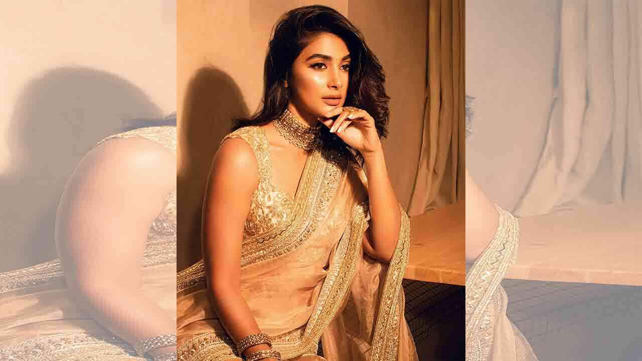 Pooja Hegde | దీపావళి కాంతుల్లా వెలుగులు.. చీరలో పూజాహెగ్డే ఫోజులు