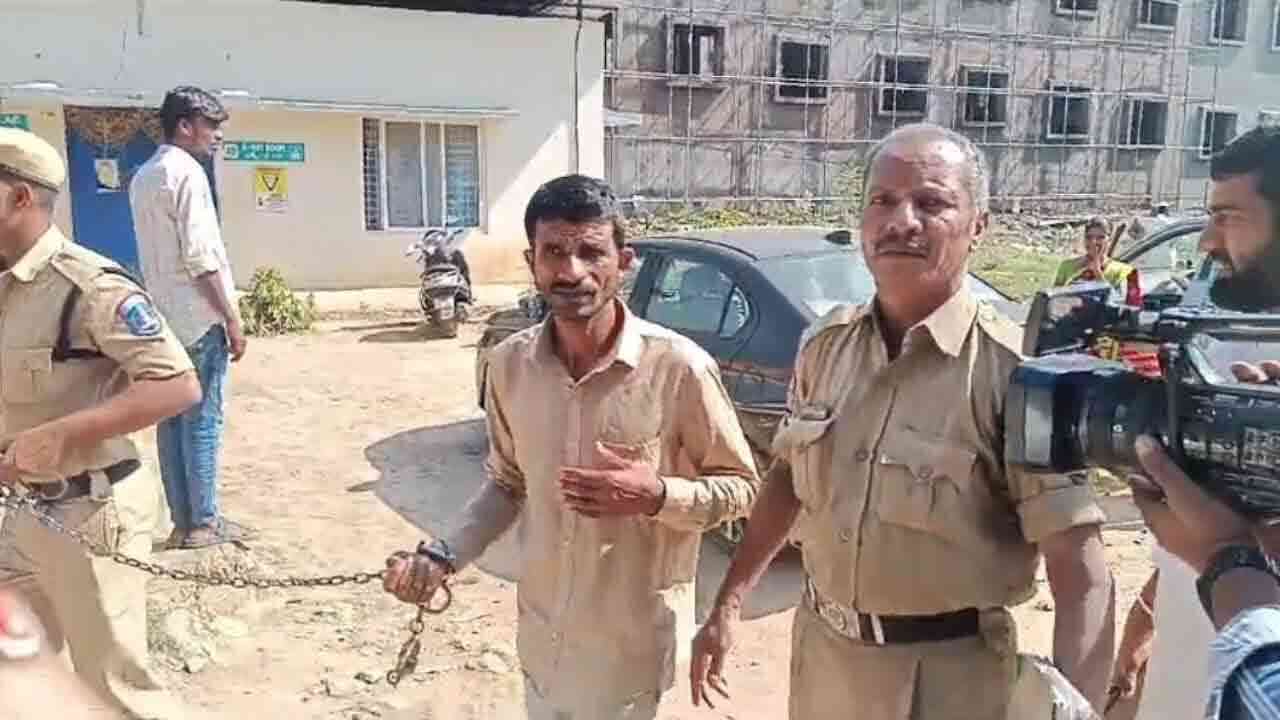 రైతుకు బేడీలపై రచ్చ.. ప్రభుత్వంపై కేటీఆర్ ఆగ్రహం, పోలీసులకు రేవంత్ వార్నింగ్ 