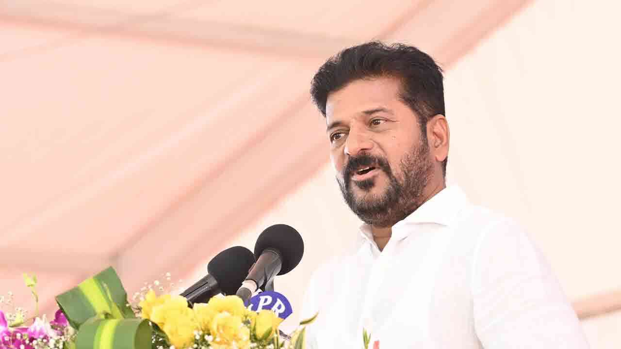 జర్నలిస్టులకు షాక్ ఇచ్చిన సీఎం రేవంత్ రెడ్డి.. రెండో సారి గెలిస్తేనే ఇళ్ల పట్టాలు..