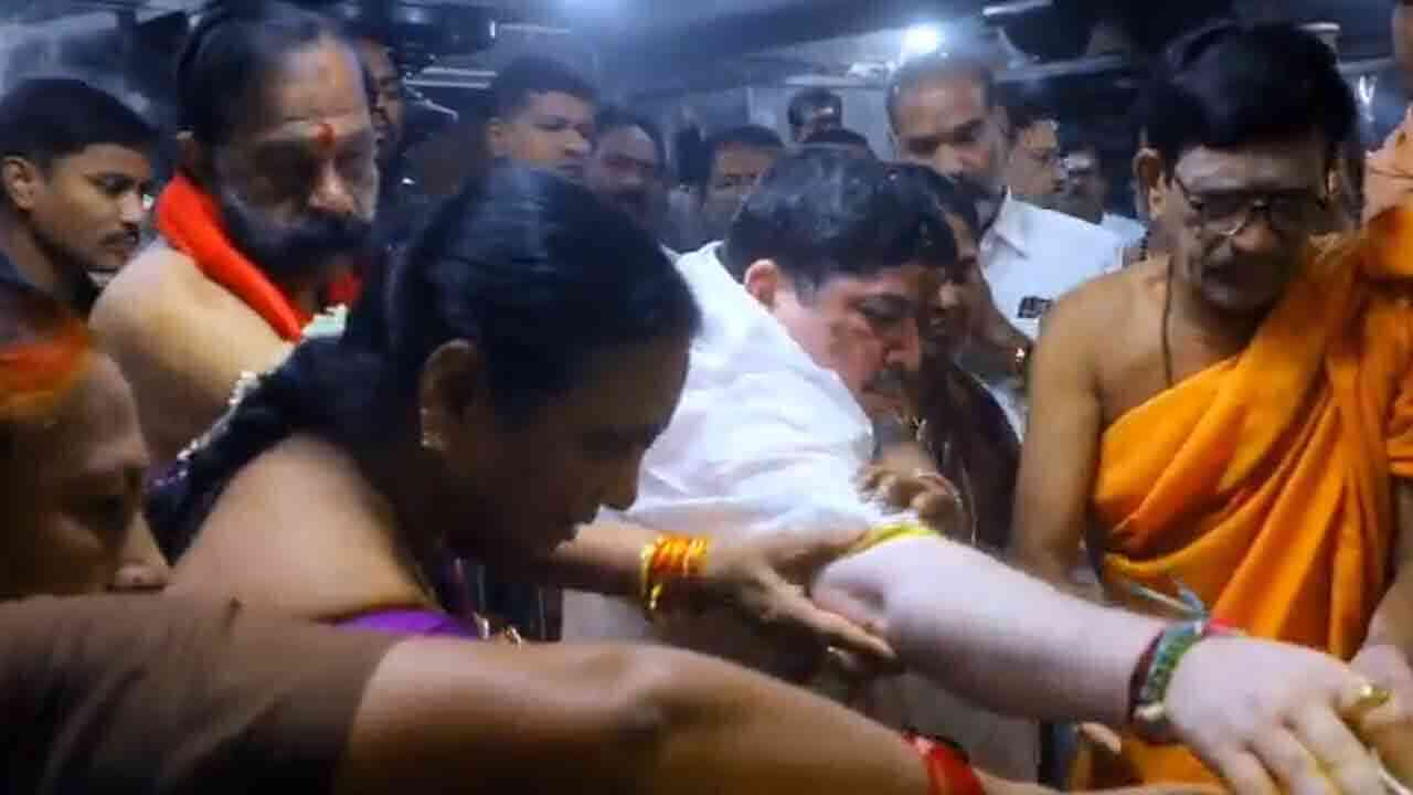 భక్తులతో కిటకిటలాడుతున్న వేములవాడ.. రాజన్నను దర్శించుకున్న మంత్రి పొన్నం ప్రభాకర్