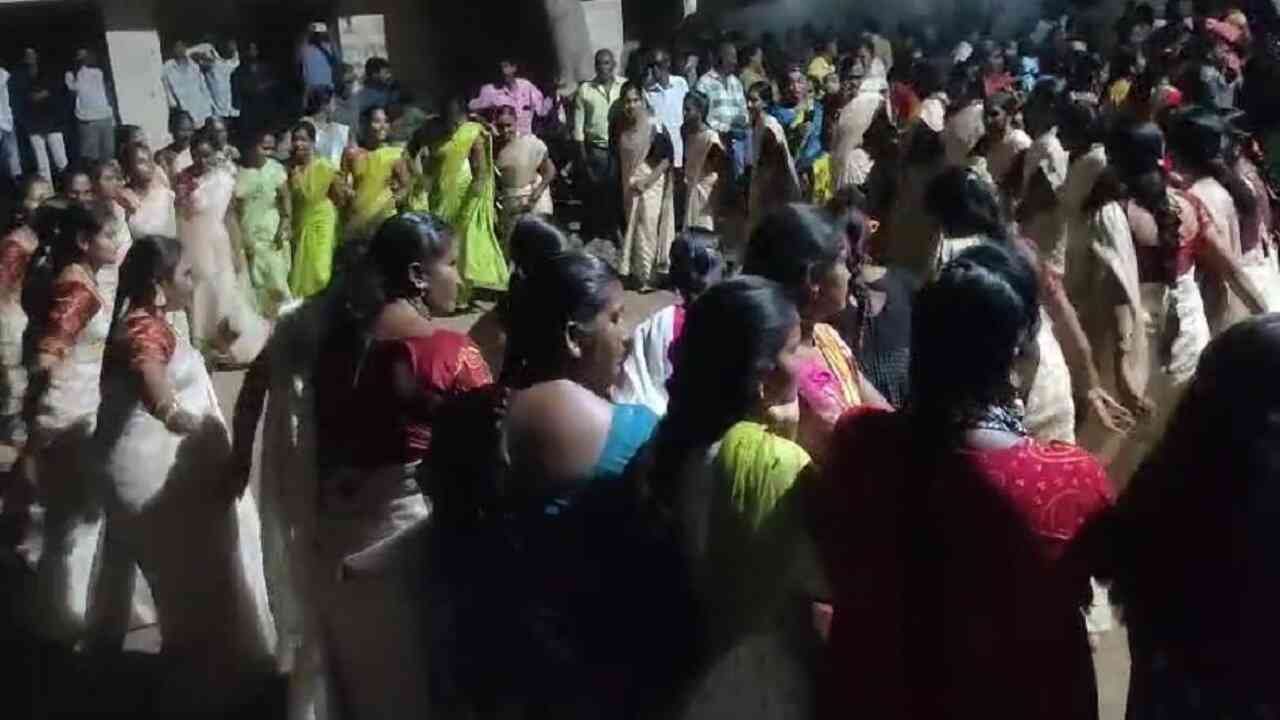 ఊరంతా ఏకమైంది.. ఎంగిలిపూల బతుకమ్మ సంబురమైంది.. బల్వంతాపూర్‌ ఆడబిడ్డలు శెభాష్