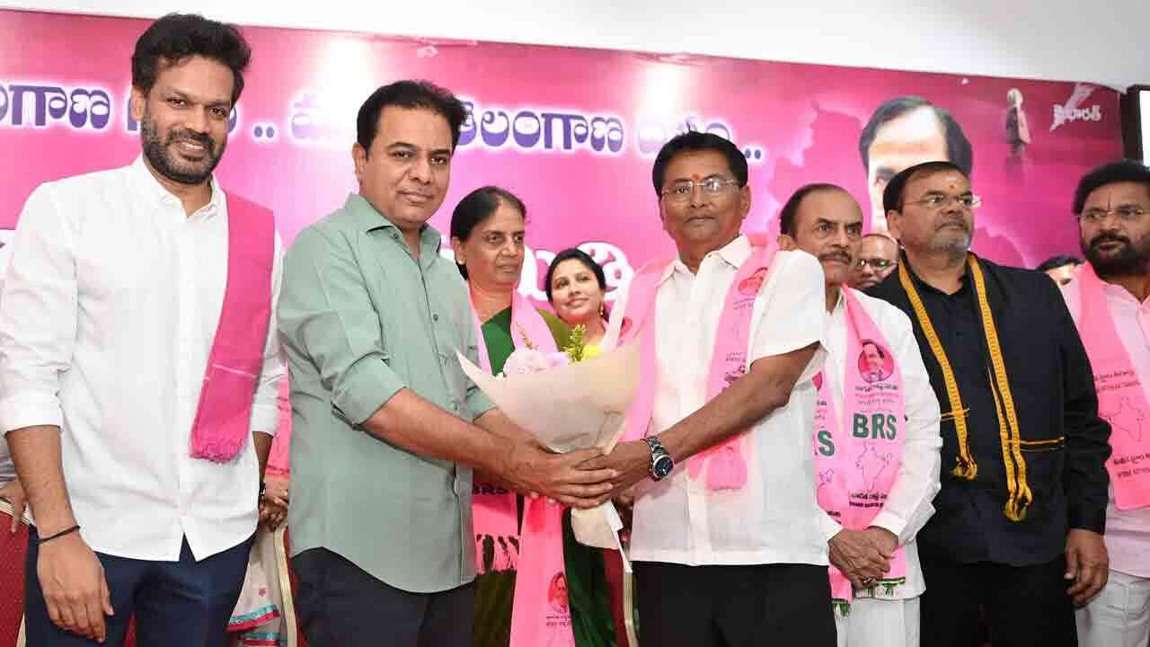 తెలంగాణలో ప్రతిపక్ష పార్టీలోకి వలసలు.. రేవంత్ సర్కారుపై అప్పుడే విరక్తి పుట్టిందా..?