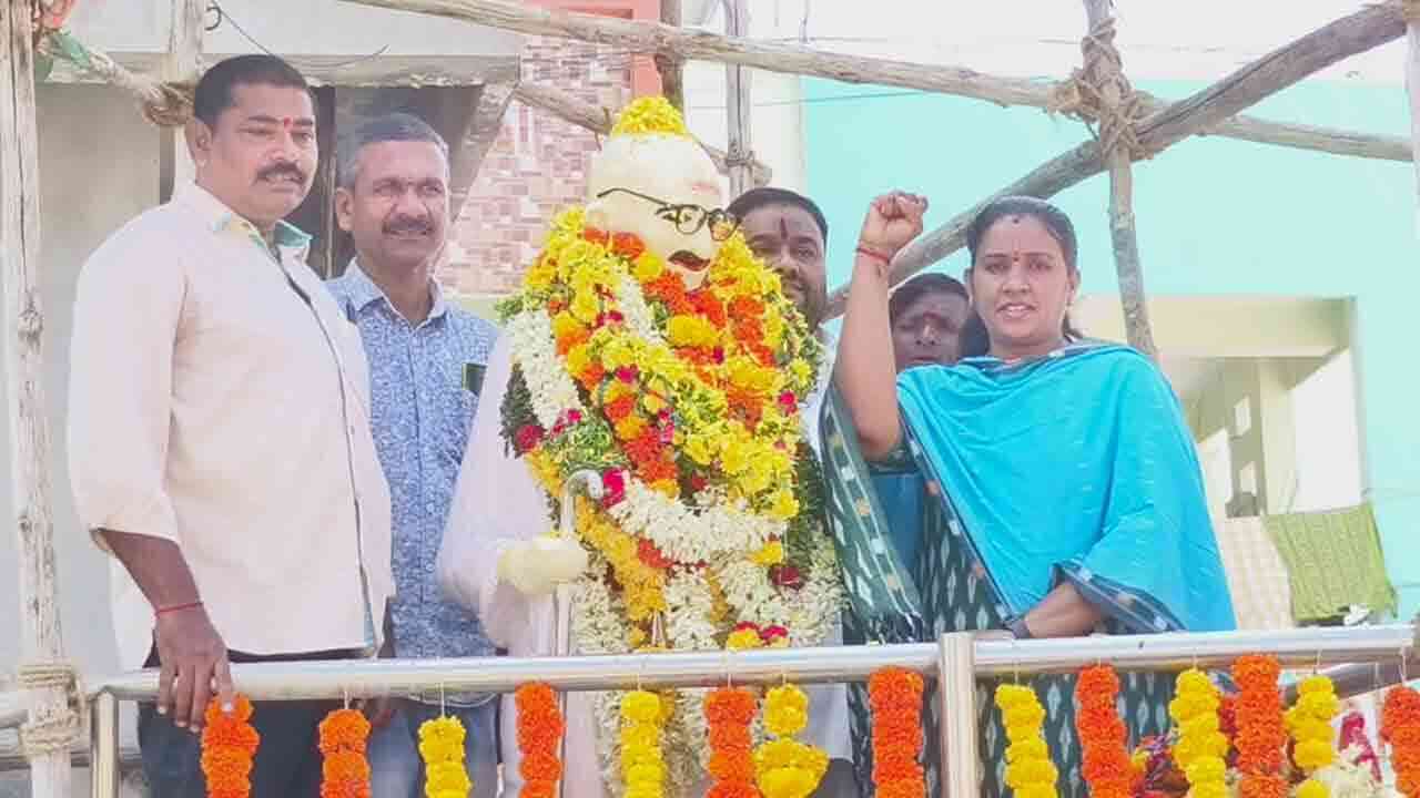 దేశానికి జాతిపిత మహాత్మ గాంధీ.. తెలంగాణకు జాతిపిత కేసీఆర్: దావ వసంత