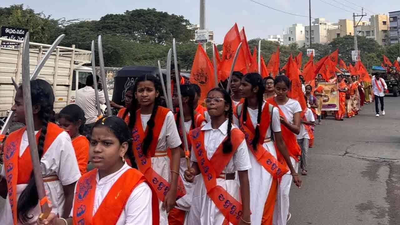 నాటి వీరనారీల స్ఫూర్తితో ముందుకు.. దుర్గా వాహిని సభలో వక్తల సందేశం 