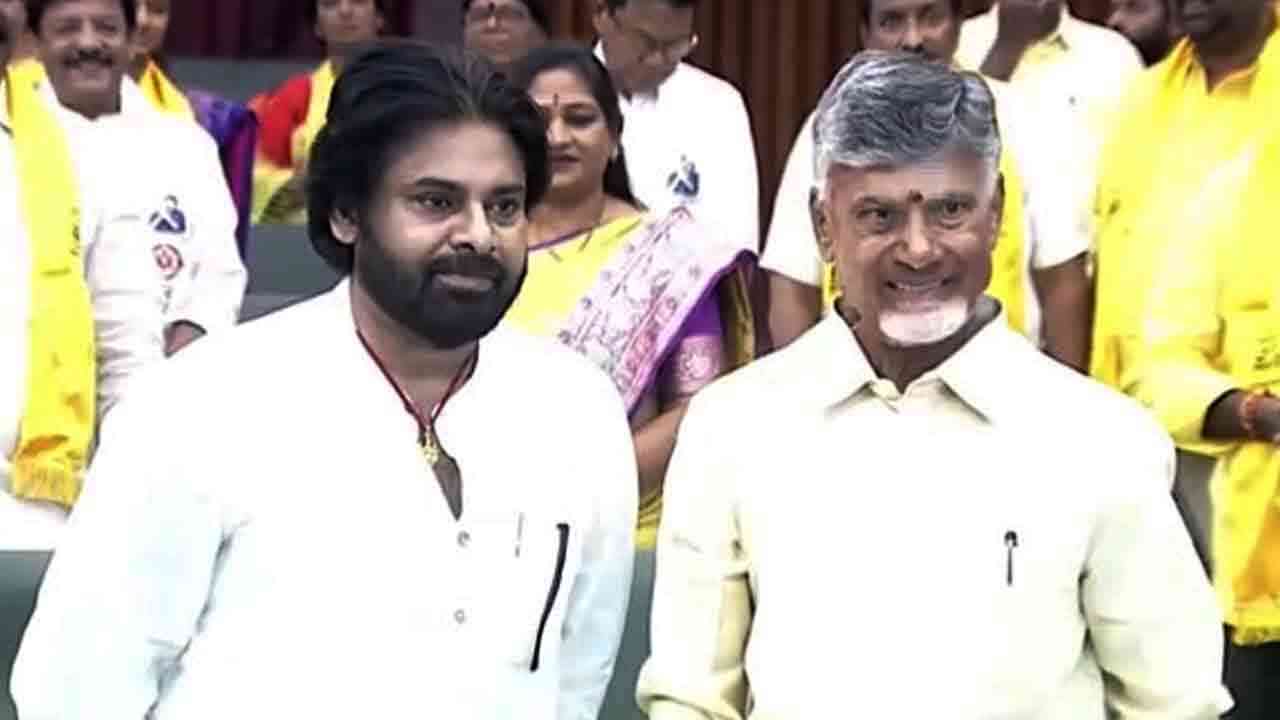 AP Assembly : ఏపీ అసెంబ్లీలో అరుదైన సన్నివేశం.. అసెంబ్లీ మెట్లకు మొక్కిన చంద్రబాబు