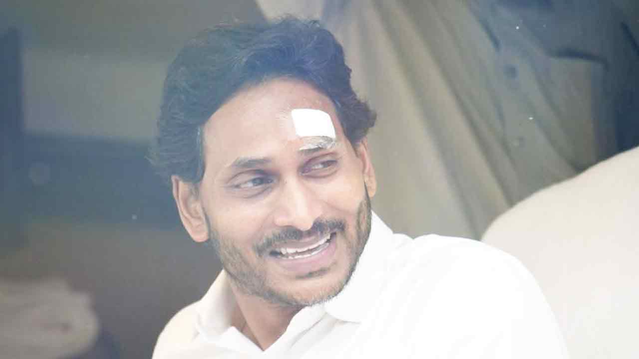 Breaking : ఏపీ సీఎం జగన్‌పై దాడి అనుమానితుల అరెస్టు