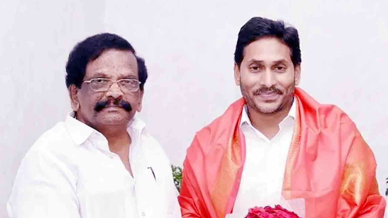 వైసీపీకి షాక్.. పార్టీకి మాజీ మంత్రి రాజీనామా