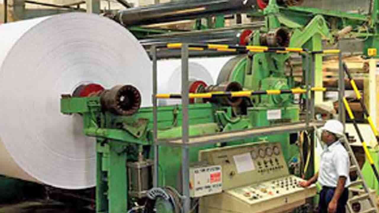 రాజమండ్రిలోని ఇంటర్నేషనల్ ఏపీ పేపర్ మిల్లు లాకౌట్.. రోడ్డున పడ్డ కార్మికులు