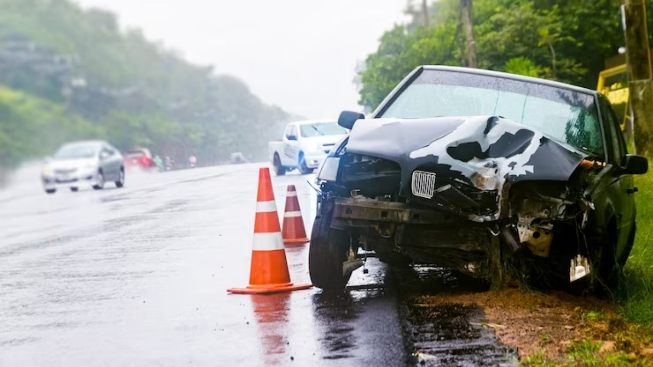 కర్ణాటకలో ఘోర రోడ్డు ప్రమాదం.. నలుగురు హైదరాబాదీలు దుర్మరణం