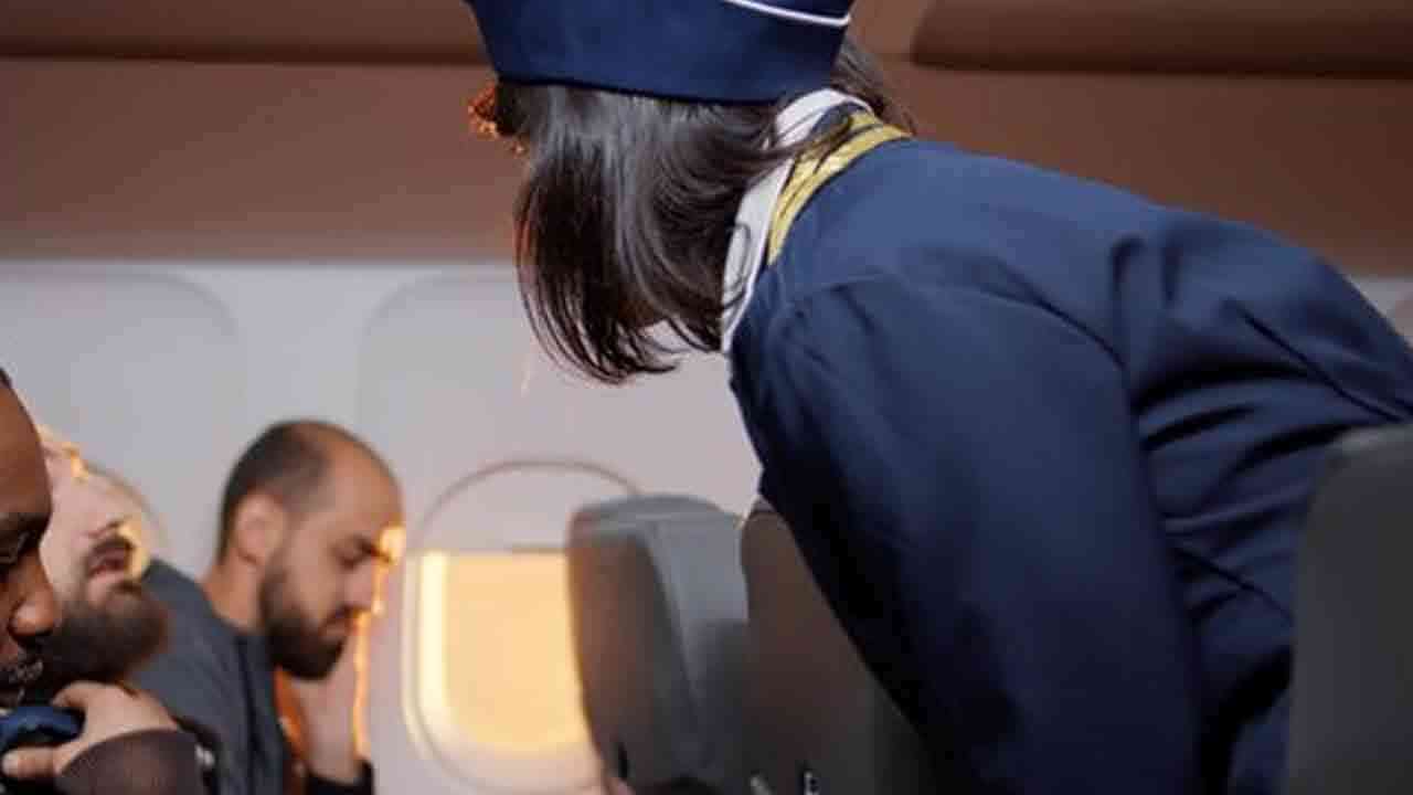 ఎయిరిండియా ఎయిర్ హోస్టెస్ పాడు పని.. బంగారం స్మగ్లింగ్ కోసం..