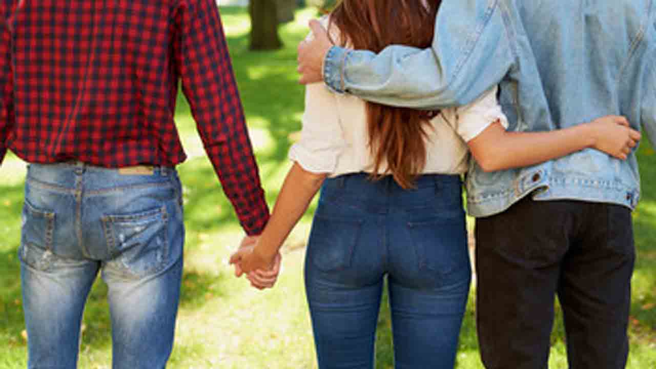 మొగుడితో పాటు ప్రియుడు కూడా కావాలట.. వివాహిత వింత కోరిక