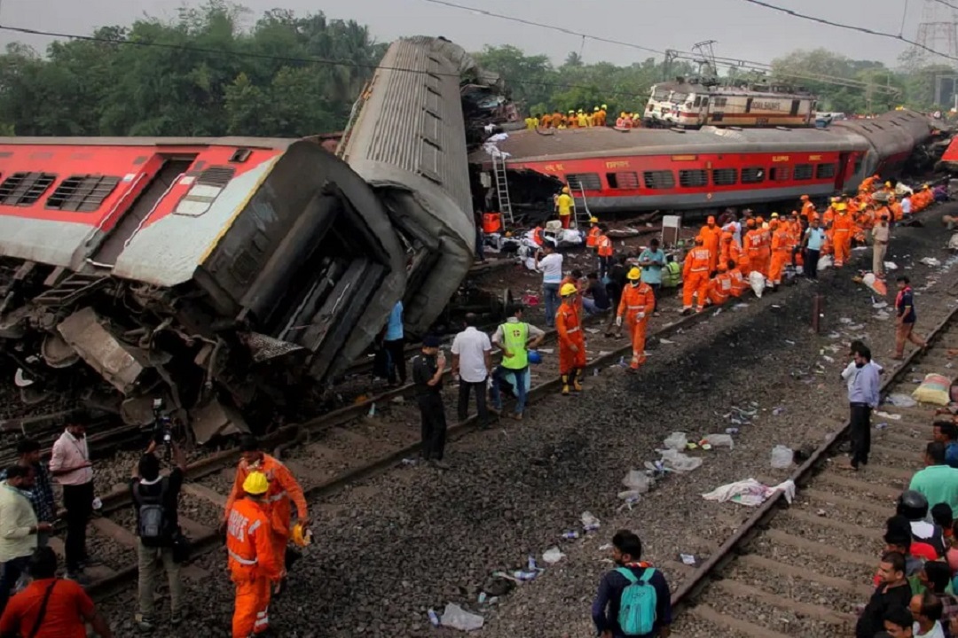 ముంబై రైల్వేస్టేషన్లో తొక్కిసిలాట.. పలువురు ప్రయాణికులకు గాయాలు 