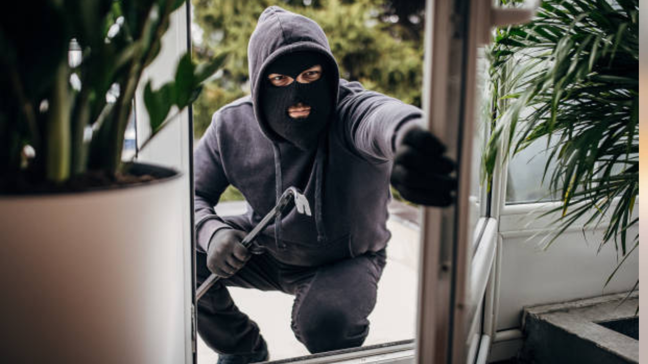 యజమానిని కట్టేసి 50 లక్షలతో జంప్