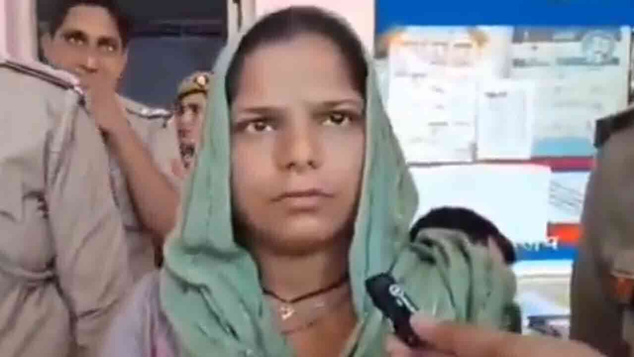 ప్రియుడితో కలిసి భర్తను చంపి.. పాము కాటు వేసిందని చెప్పి..