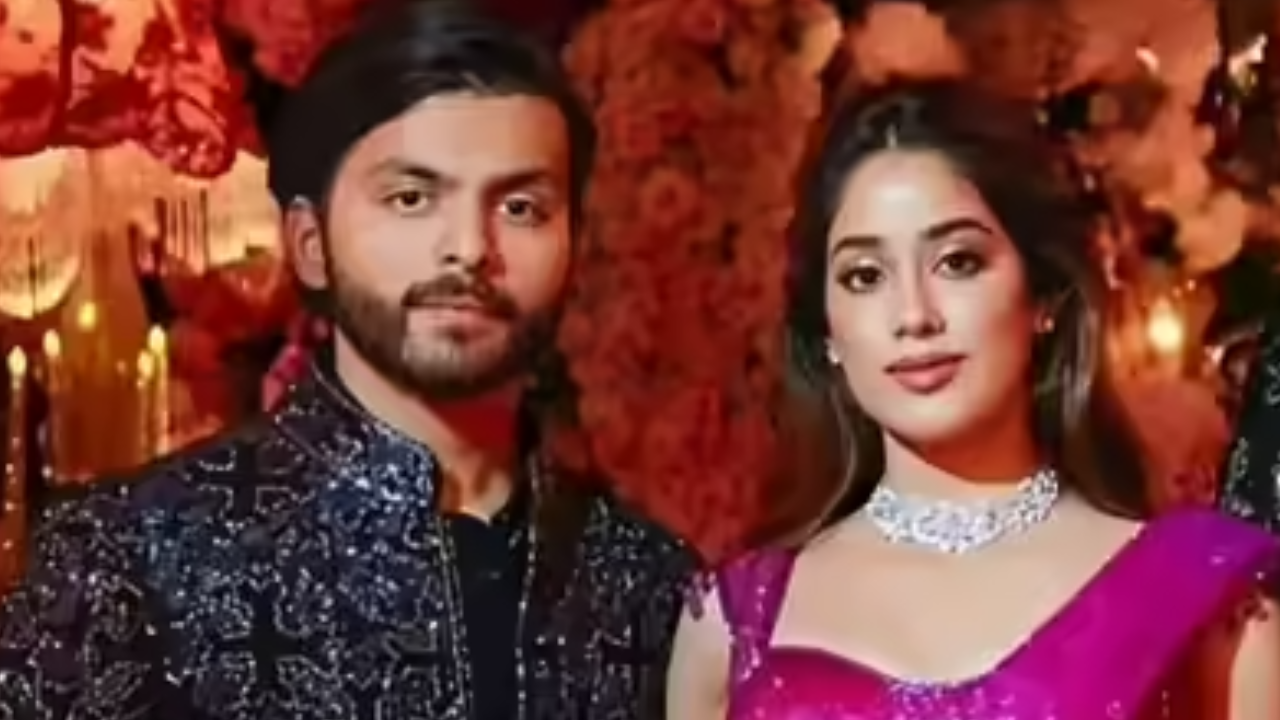 శ్రీదేవి కూతురు సిగ్గు విడిచేసిందిగా..!