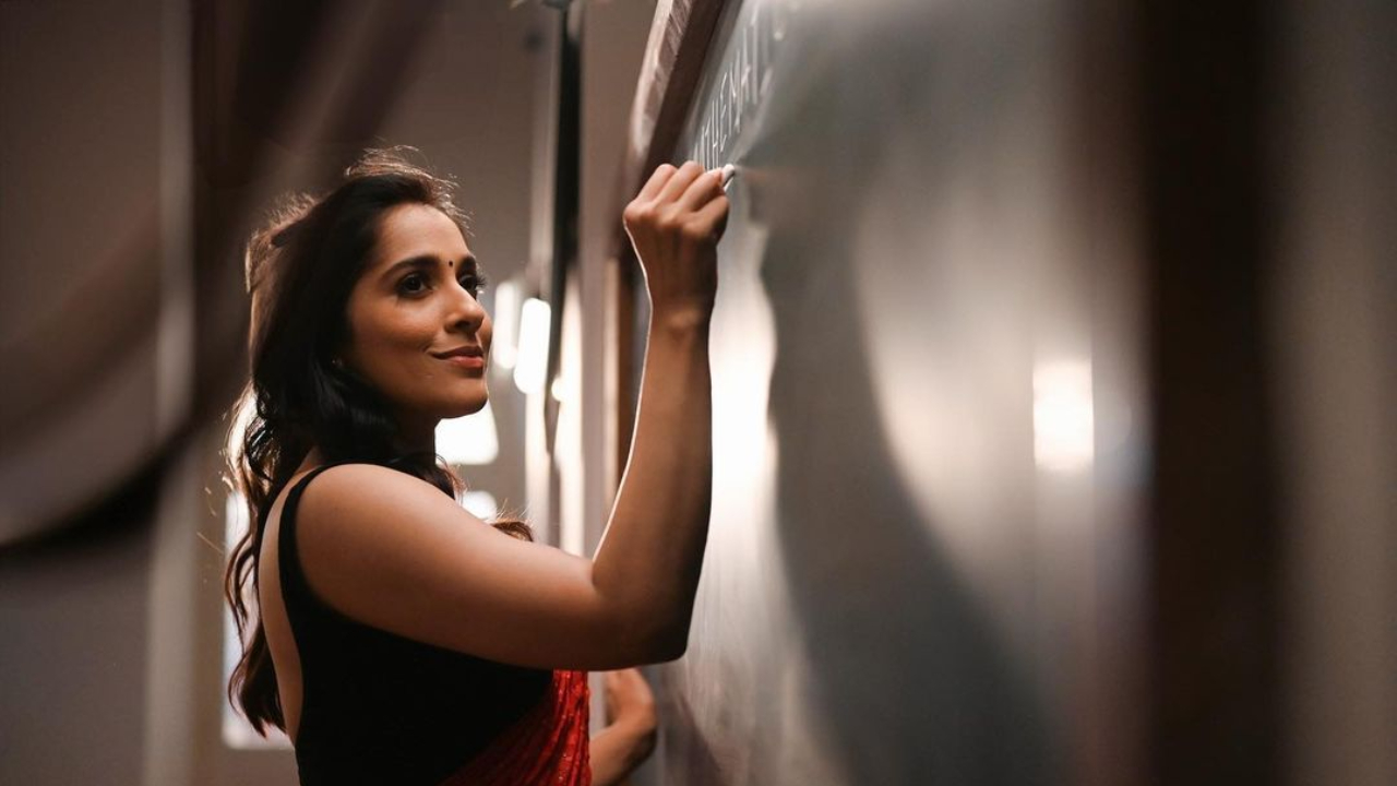 బాయ్స్ హాస్టల్‌లో రష్మీ గౌతమ్.. నారింజ రంగు చీరలో ముద్దొచ్చేలా ఫోజులు..