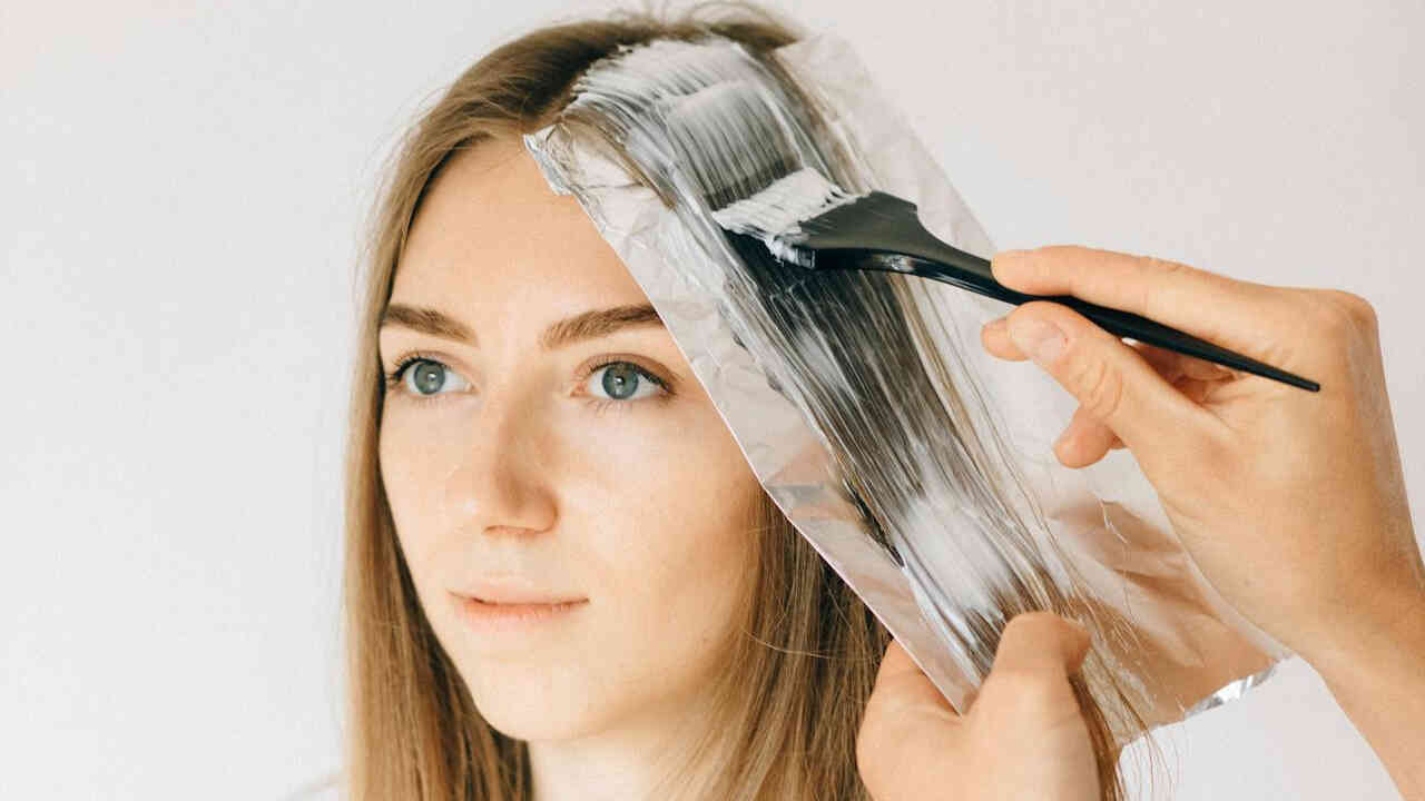 మీ జుట్టుకు  డై వేస్తున్నారా? ముందు ఈ విషయాలు తెలుసుకోండి