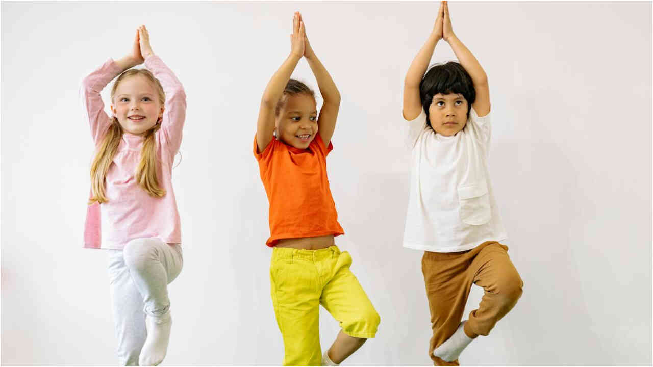మీ పిల్లలు వయస్సుతోపాటు ఎత్తు పెరగడం లేదా? ఈ యోగాసనాలు వేయించండి
