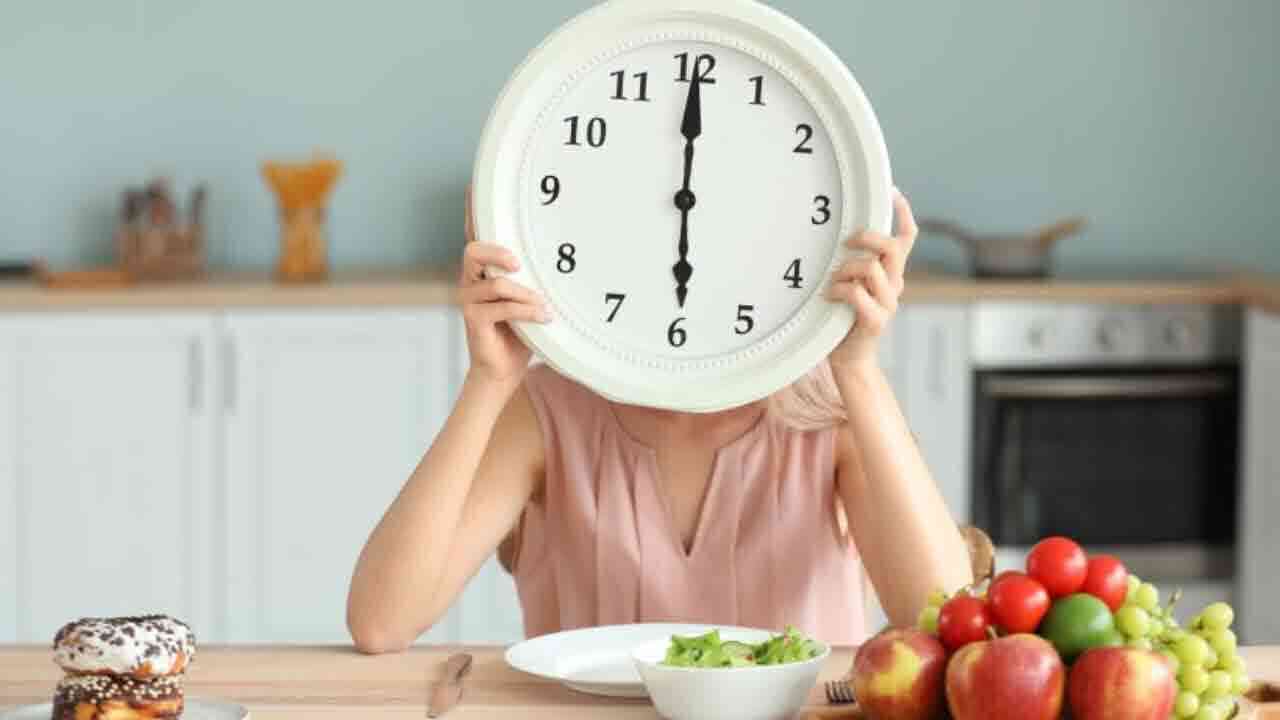 రాత్రిపూట ఆలస్యంగా భోజనం చేస్తున్నారా.. అయితే ఈ ఇబ్బందులు తప్పవు.!