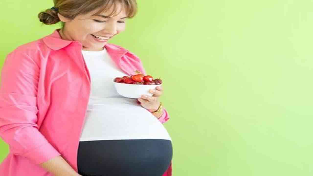 గర్భిణులు స్ట్రాబెర్రీలు తినవచ్చా.. తింటే ఏమవుతుందంటే..